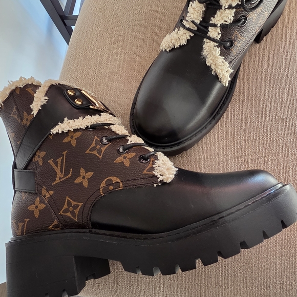 Women's Black And Brown Boots 9M New In Box - Picture 5 of 7